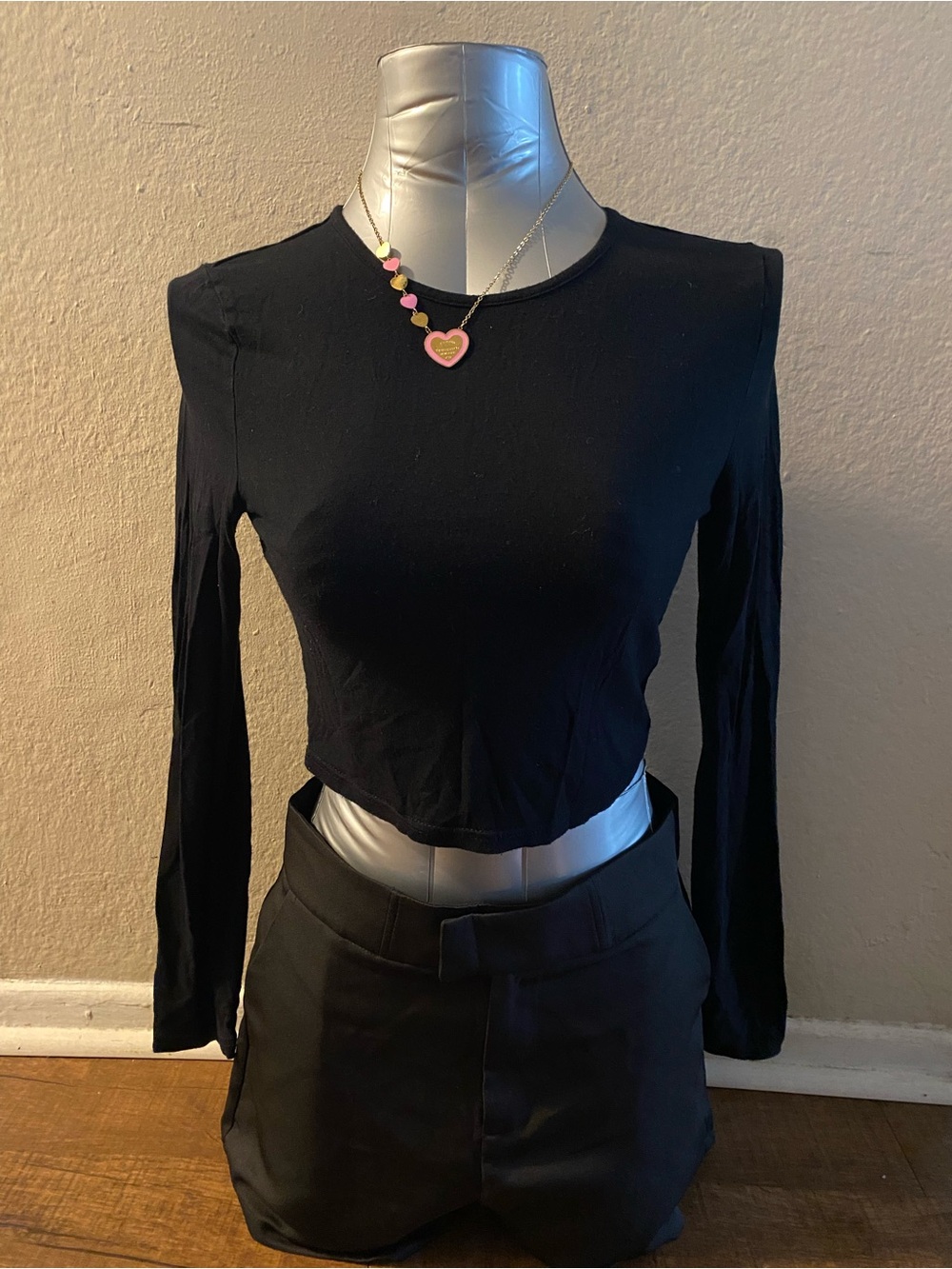 Women's Black Long-Sleeve Cropped Crewneck Top